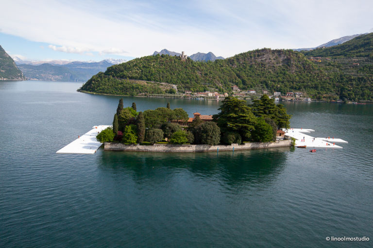 Christo The Floating Piers Lago d’Iseo work in progress foto Linoolmostudio 10 Christo sul Lago d’Iseo. Ecco le immagini aeree dell'installazione dei pontili galleggianti che iniziano a crescere attorno all’Isola di San Paolo