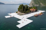 Christo The Floating Piers Lago d’Iseo work in progress foto Linoolmostudio 3 Christo sul Lago d’Iseo. Ecco le immagini aeree dell'installazione dei pontili galleggianti che iniziano a crescere attorno all’Isola di San Paolo