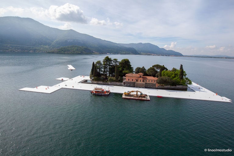 Christo The Floating Piers Lago d’Iseo work in progress foto Linoolmostudio 4 Christo sul Lago d’Iseo. Ecco le immagini aeree dell'installazione dei pontili galleggianti che iniziano a crescere attorno all’Isola di San Paolo