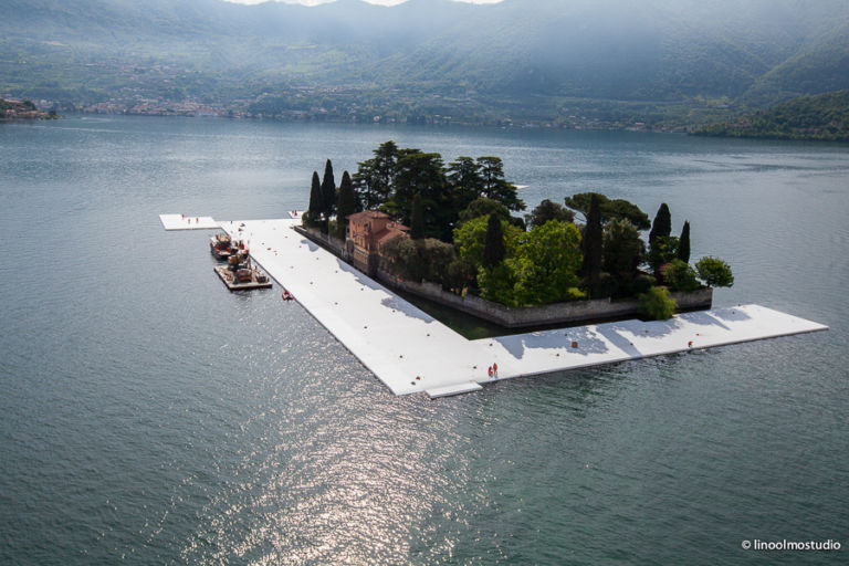 Christo The Floating Piers Lago d’Iseo work in progress foto Linoolmostudio 5 Christo sul Lago d’Iseo. Ecco le immagini aeree dell'installazione dei pontili galleggianti che iniziano a crescere attorno all’Isola di San Paolo