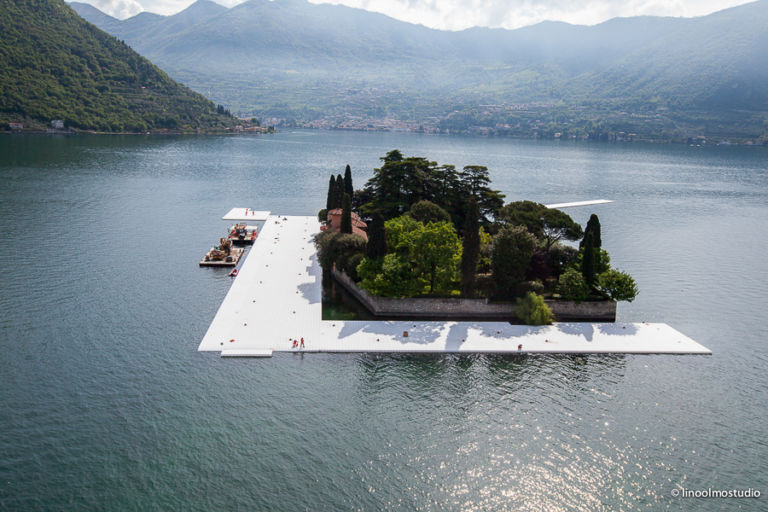 Christo The Floating Piers Lago d’Iseo work in progress foto Linoolmostudio 6 Christo sul Lago d’Iseo. Ecco le immagini aeree dell'installazione dei pontili galleggianti che iniziano a crescere attorno all’Isola di San Paolo