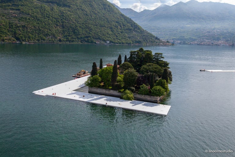 Christo The Floating Piers Lago d’Iseo work in progress foto Linoolmostudio 7 Christo sul Lago d’Iseo. Ecco le immagini aeree dell'installazione dei pontili galleggianti che iniziano a crescere attorno all’Isola di San Paolo