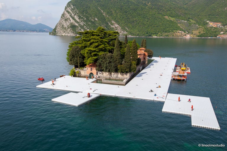 Christo The Floating Piers Lago d’Iseo work in progress foto Linoolmostudio Christo sul Lago d’Iseo. Ecco le immagini aeree dell'installazione dei pontili galleggianti che iniziano a crescere attorno all’Isola di San Paolo