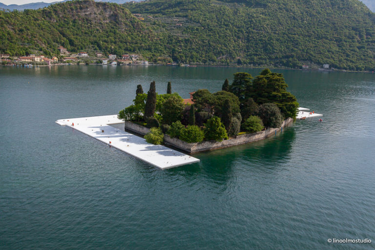 Christo The Floating Piers Lago d’Iseo work in progress foto Linoolmostudio 8 Christo sul Lago d’Iseo. Ecco le immagini aeree dell'installazione dei pontili galleggianti che iniziano a crescere attorno all’Isola di San Paolo