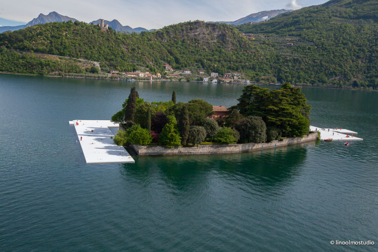 Christo The Floating Piers Lago d’Iseo work in progress foto Linoolmostudio 9 Christo sul Lago d’Iseo. Ecco le immagini aeree dell'installazione dei pontili galleggianti che iniziano a crescere attorno all’Isola di San Paolo