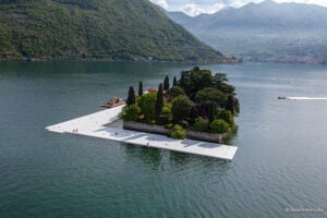 Cosa farà Christo dopo la grande installazione al Lago d’Iseo? 10 km di tessuto sul fiume Arkansas e 410.000 barili negli Emirati Arabi Uniti