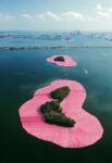 Christo and Jeanne-Claude, Surrounded Island , Biscayne Bay, Greater Miami, Florida, 1980-83 - photo Wolfgang Volz - (c) Christo 1983