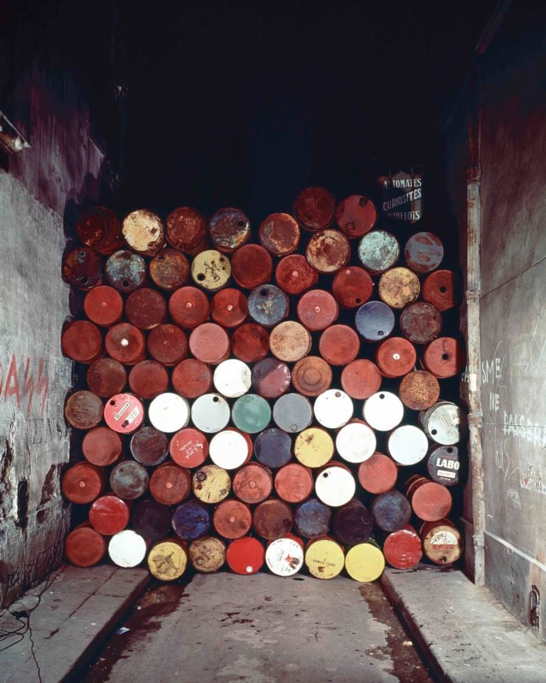 Christo and Jeanne-Claude, Wall of Oil Barrels – Iron Curtain, Rue Visconti, Paris, 1961-62 - photo Jean-Dominique Lajoux - Copyright Christo 1962