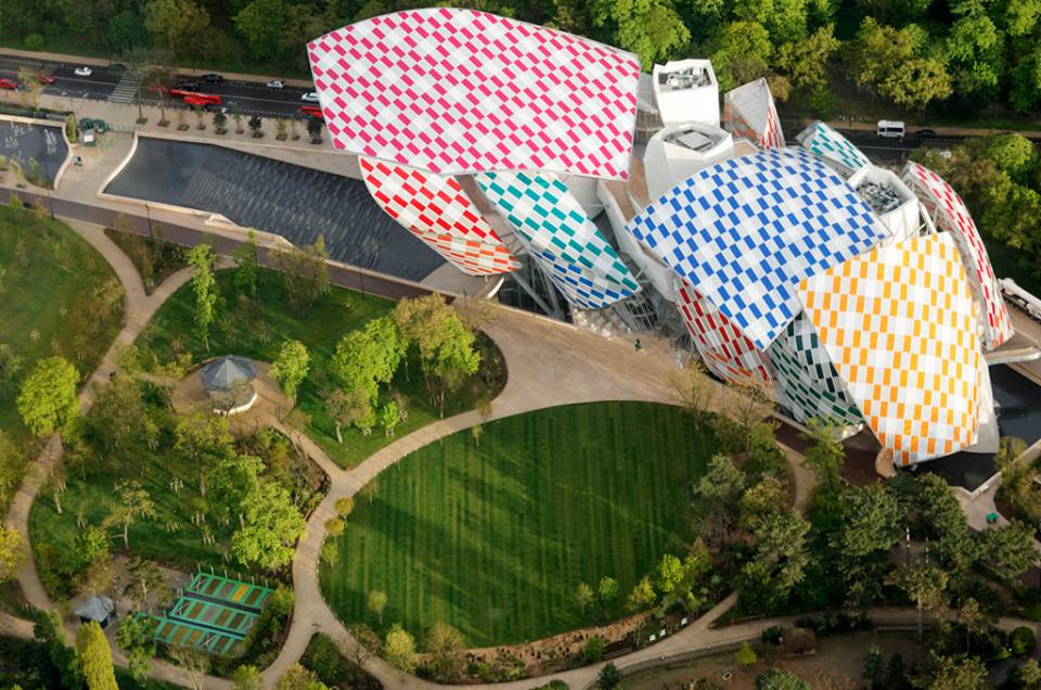 Daniel Buren colora la Fondation Louis Vuitton di Parigi. Le 3600 vele dell’edificio di Frank Gehry ospitano un intervento dell’artista francese. E il suo circo