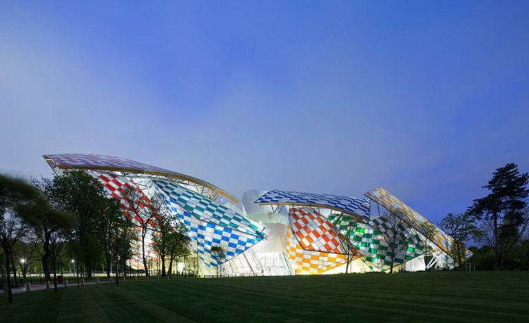 Daniel Buren linstallazione per Louis Vuitton1 Daniel Buren colora la Fondation Louis Vuitton di Parigi. Le 3600 vele dell’edificio di Frank Gehry ospitano un intervento dell’artista francese. E il suo circo