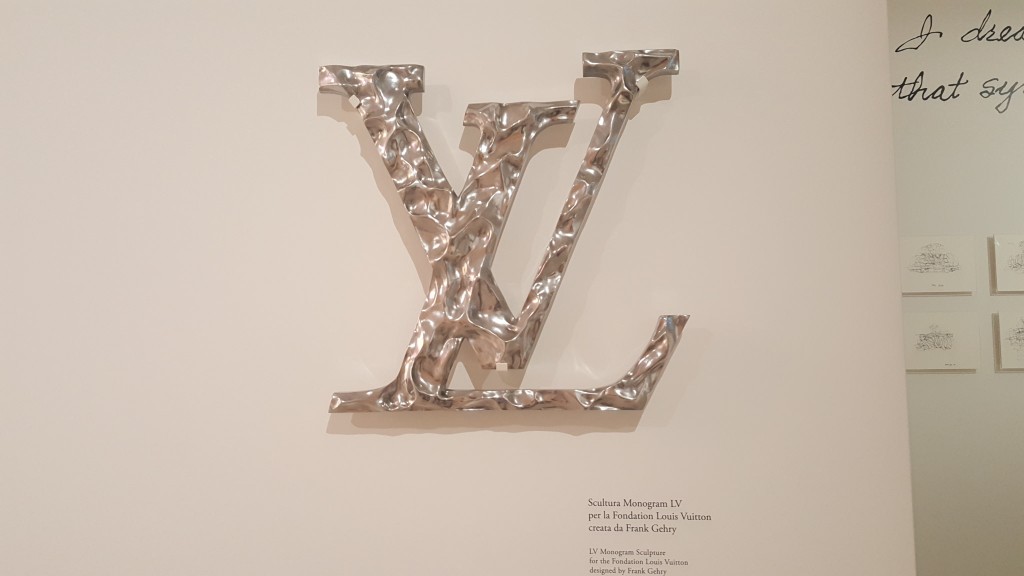 Venezia Updates: la Fondazione Louis Vuitton si racconta nell’Espace lagunare. Con una mostra da Frank Gehry a Daniel Buren.