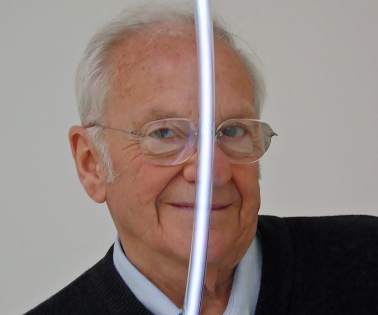 Morto a 90 anni l’artista francese François Morellet. Scultore della luce al neon, precursore del minimalismo in Europa