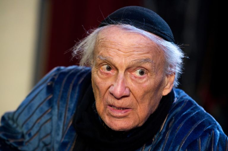 Giorgio Albertazzi È morto Giorgio Albertazzi. Si spegne a 92 anni il mattatore del teatro italiano: aveva salutato le scene interpretando le “Memorie di Adriano”