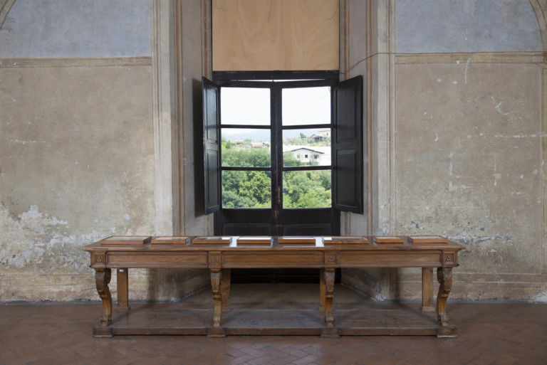 Granpalazzo Installation View Inaugura a Zagarolo Granpalazzo, la (non) fiera internazionale. 27 gallerie a palazzo e performance grandi protagoniste. Tutte le immagini