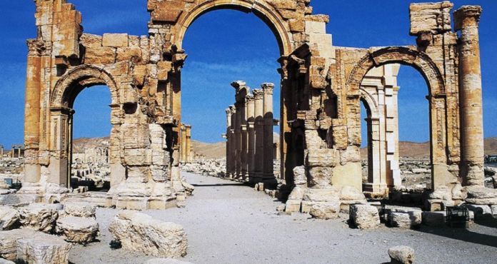 L'Arco monumentale di epoca romana a Palmira, in Siria, realizzato probabilmente durante il regno di Settimio Severo (193-211 d.C.) e distrutto nell'ottobre del 2015