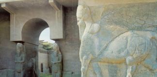 Iraq sito archeologico Nimrud statue Lamassu a guardia dell'entrata del palazzo