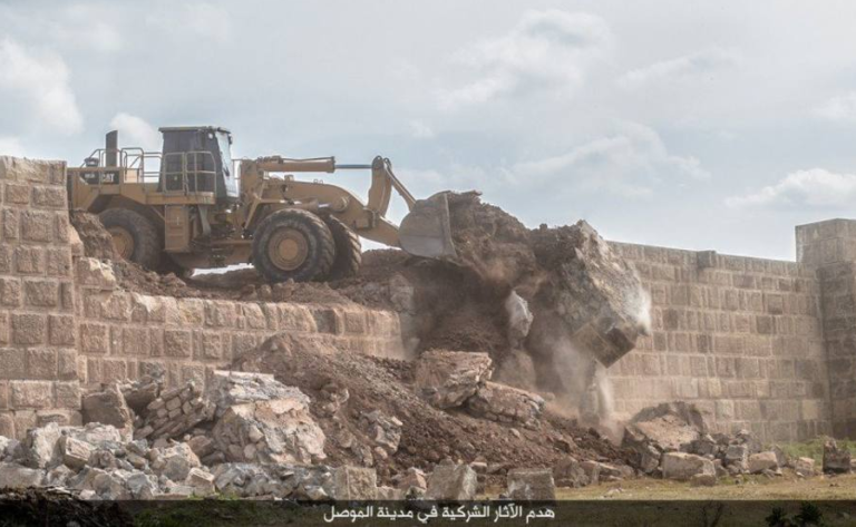 Isis allattacco di Ninive 1 L'Isis distrugge Ninive, ecco le scioccanti immagini. Ruspe in azione sulle mura e gli edifici sacri dell'antica città assira