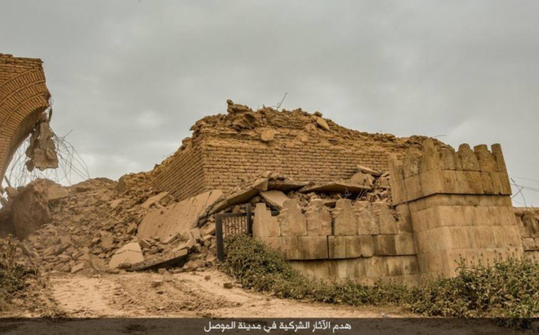 Isis allattacco di Ninive 2 L'Isis distrugge Ninive, ecco le scioccanti immagini. Ruspe in azione sulle mura e gli edifici sacri dell'antica città assira