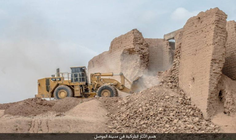 Isis allattacco di Ninive L'Isis distrugge Ninive, ecco le scioccanti immagini. Ruspe in azione sulle mura e gli edifici sacri dell'antica città assira