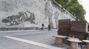 “Salvate il murale di Kentridge sul Lungotevere dalle bancarelle”. “Basta bagarini agli Uffizi”. Roma e Firenze non ci stanno
