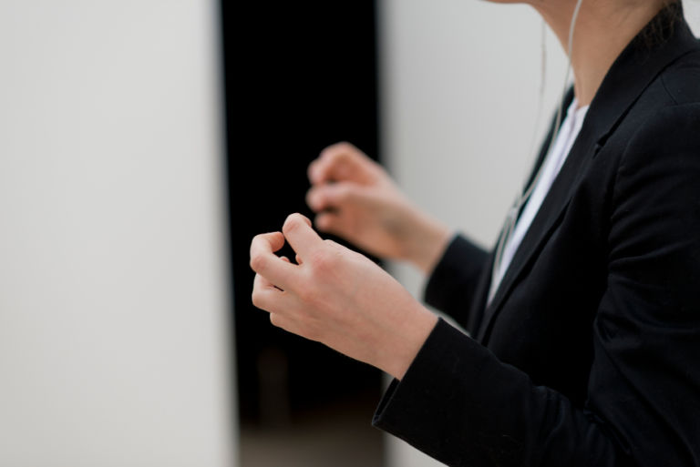 Kiyoto Koseki, Documentation from Arrangement with sign language interpreter, Arianna Natural, and public radio, 30 aprile 2016, performance, courtesy l’artista, photo credit Fabio Bettin