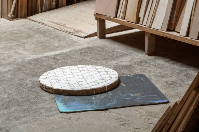 Thea Djordjadze, Untitled, 2011, Straw, wood, plaster, paint, 97 x 97 x 6 cm, Courtesy Sprüth Magers, Berlin - London - Los Angeles; Kaufmann Repetto, Milan - New York and the artist Thea Djordjadze, Untitled, 2011, Straw, wood, plaster, paint, 97 x 97 x 6 cm, Courtesy Sprüth Magers, Berlin - London - Los Angeles; Kaufmann Repetto, Milan - New York and the artist