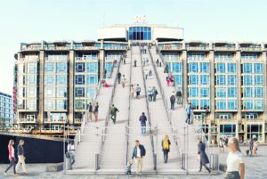 Rotterdam come non l’avete mai vista: lo studio MVRDV commemora la fine della guerra a 30 metri d’altezza