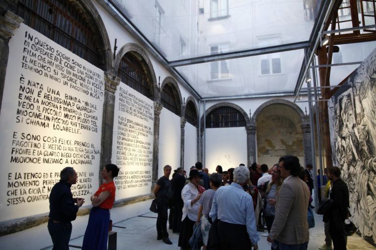 Made in Cloister Napoli foto Francesco Begonja 04 Che ci fanno Willem Dafoe e Jimmy Durham a Napoli? Ecco chiccera alla faraonica inaugurazione del progetto Made in Cloister: con la prima mostra italiana di Laurie Anderson