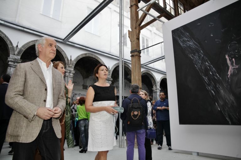 Made in Cloister Napoli foto Francesco Begonja 17 Che ci fanno Willem Dafoe e Jimmy Durham a Napoli? Ecco chiccera alla faraonica inaugurazione del progetto Made in Cloister: con la prima mostra italiana di Laurie Anderson