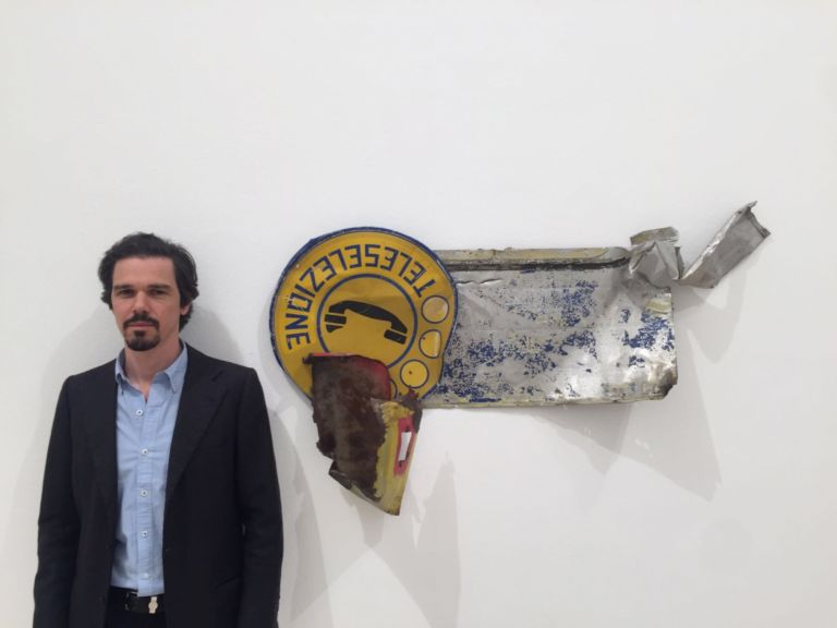 Memmo Grilli di Blindarte con lopera di Rauschenberg Quattro piani, 600 metri quadrati. La Blindarte apre a Milano una delle più belle gallerie della città: le immagini in anteprima