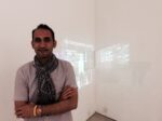 Mohammad Jahangir di fronte al suo lavoro Pareidolia Double Vision Hermeneutic Ecco le immagini da Viafarini-In-residence 2016 a Milano. Dai rottami di Marco Ceroni alle vetrine di Mohammad Jahangir