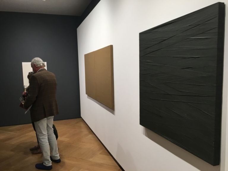 Pittura Analitica Galleria Mazzoleni Londra foto Mario Bucolo 14 Mazzoleni porta a Londra la prima mostra sulla Pittura Analitica. 14 artisti da Giorgio Griffa a Claudio Verna. Ecco le immagini