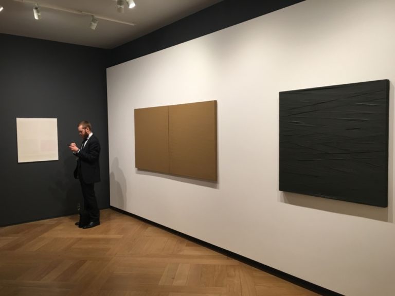 Pittura Analitica Galleria Mazzoleni Londra foto Mario Bucolo 20 Mazzoleni porta a Londra la prima mostra sulla Pittura Analitica. 14 artisti da Giorgio Griffa a Claudio Verna. Ecco le immagini