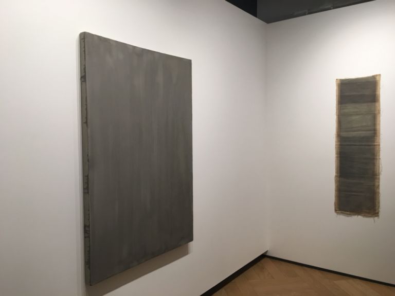 Pittura Analitica Galleria Mazzoleni Londra foto Mario Bucolo 21 Mazzoleni porta a Londra la prima mostra sulla Pittura Analitica. 14 artisti da Giorgio Griffa a Claudio Verna. Ecco le immagini