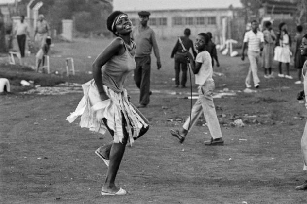 Santu Mofokeng, Comrade-Sister, White City Jabavu, 1985 ca. - dalla serie Townships - © The Santu Mofokeng Foundation - Images courtesy Lunetta Bartz, MAKER, Johannesburg
