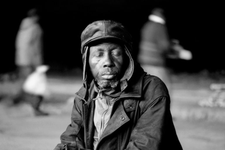 Santu Mofokeng, Eyes Wide Shut, Motouleng Cave Clarens, 2004 - dalla serie Ishmael - © The Santu Mofokeng Foundation - Images courtesy Lunetta Bartz, MAKER, Johannesburg