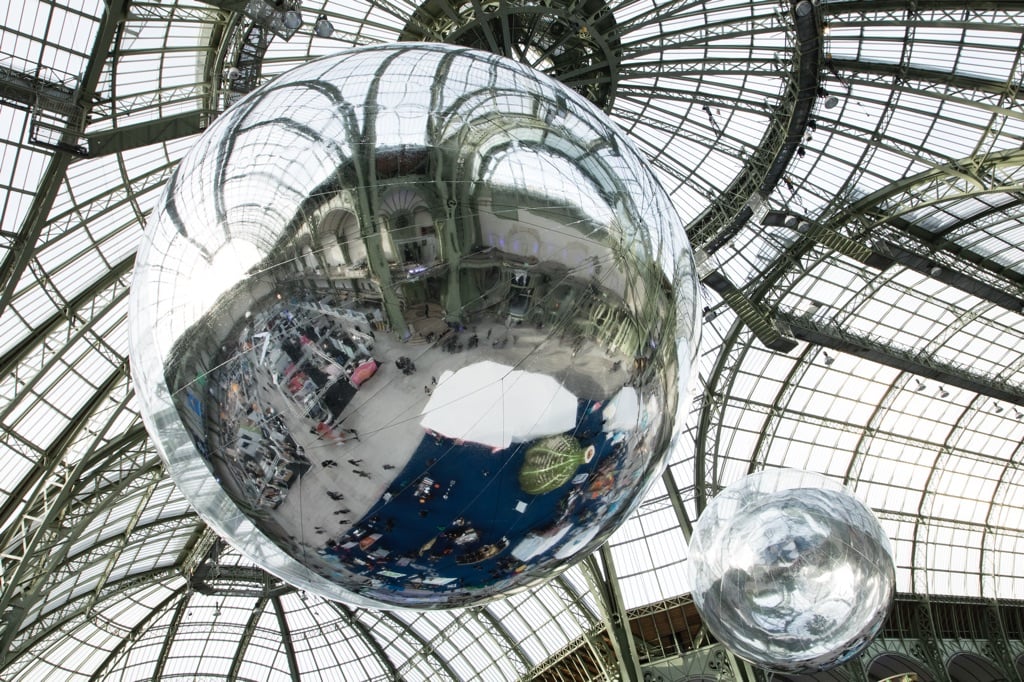 Tomás Saraceno, Aerocene 10.4 & 15.3 - installation view at Grand Palais, Parigi 2015 - © Tomás Saraceno, 2015