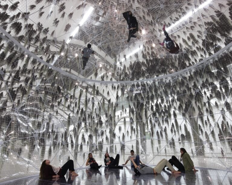 Tomás Saraceno, Cloud Cities, 2011 - Hamburger Bahnhof – Museum für Gegenwart, Berlino 2011 – photo Jens Ziehe © b:k:Nationalgalerie