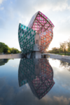 dettaglio Daniel Buren linstallazione per Louis Vuitton 2 Daniel Buren colora la Fondation Louis Vuitton di Parigi. Le 3600 vele dell’edificio di Frank Gehry ospitano un intervento dell’artista francese. E il suo circo