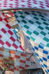 dettaglio Daniel Buren linstallazione per Louis Vuitton Daniel Buren colora la Fondation Louis Vuitton di Parigi. Le 3600 vele dell’edificio di Frank Gehry ospitano un intervento dell’artista francese. E il suo circo