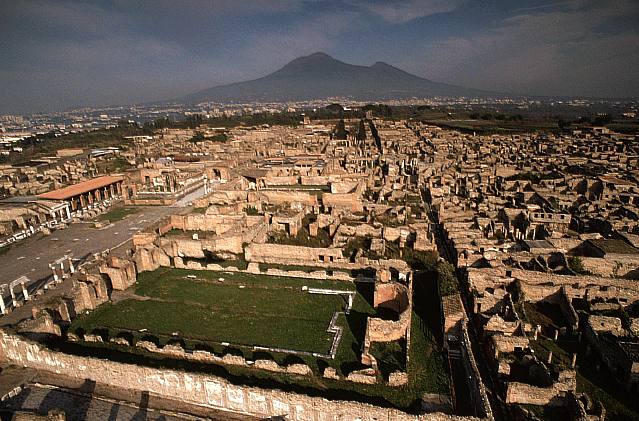 “Paghiamo i profughi per essere inoperosi? Impieghiamoli nella cultura”. La proposta del soprintendente di Pompei