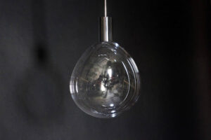 Il bulbo di Effimera, lampada a Led dello studio svedese Front, è una bolla di sapone che si rigenera continuamente