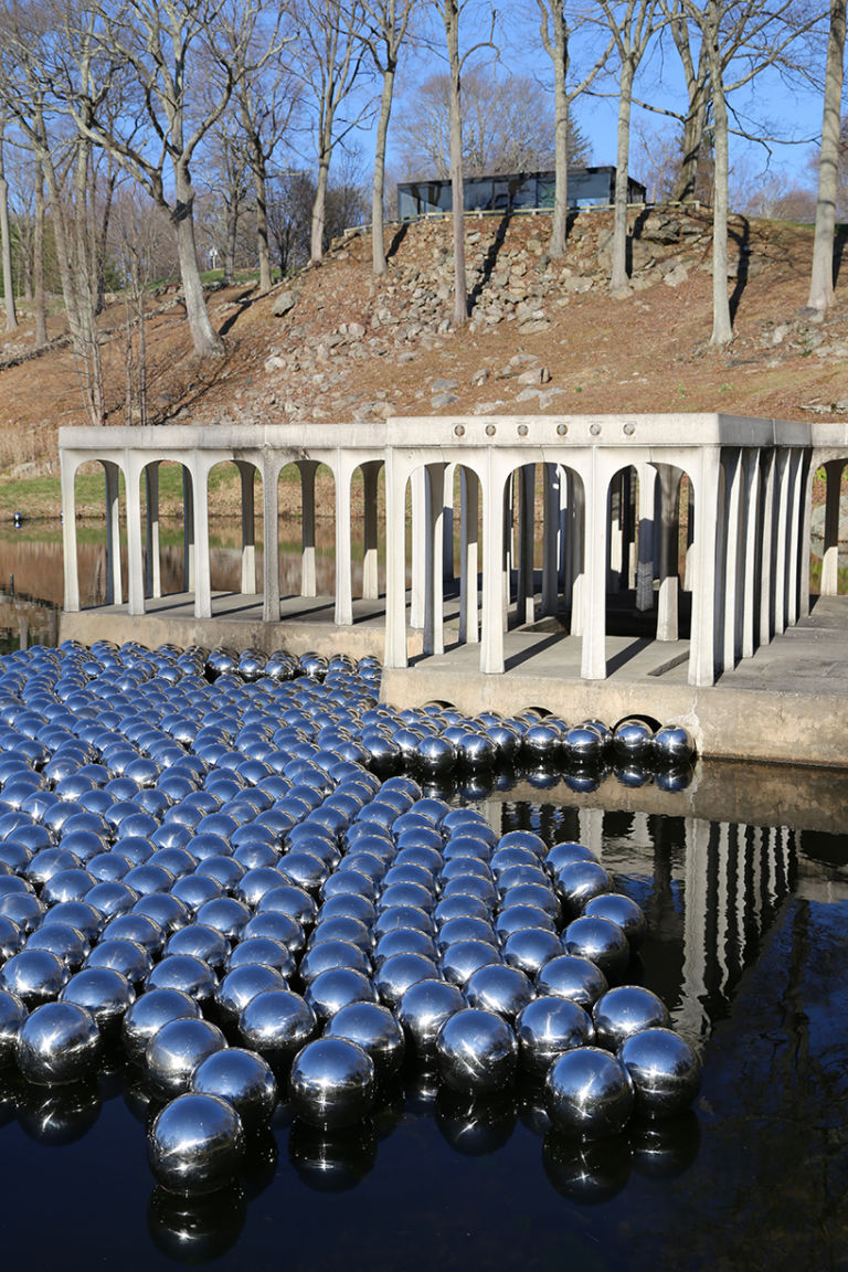 yayoi kusama narcissus garden2 Lo stagno di Narciso. Un'installazione monumentale di Yayoi Kusama invade il giardino della Glass House nel Connecticut