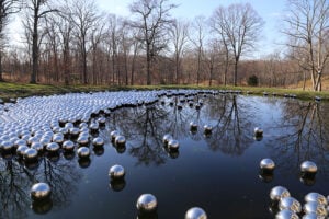 Lo stagno di Narciso. Un’installazione monumentale di Yayoi Kusama invade il giardino della Glass House nel Connecticut