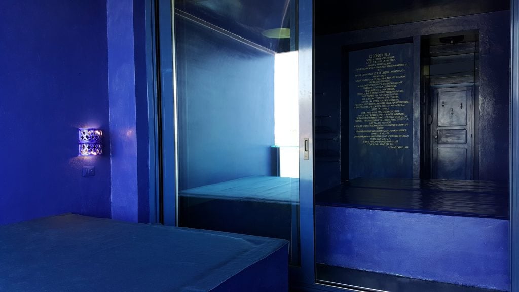 Io sono il blu: nuova stanza d’arte per l’Atelier sul Mare di Antonio Presti a Messina