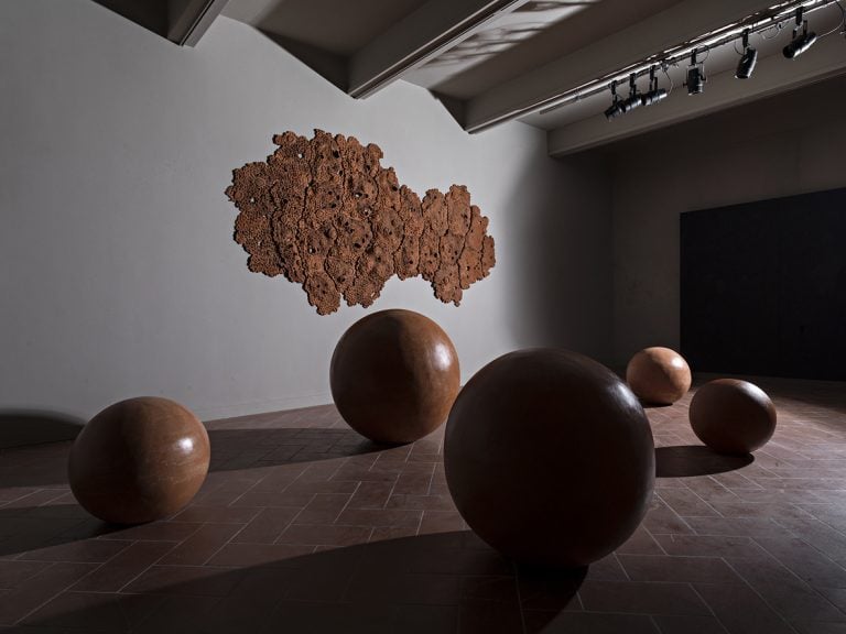 4 Luigi Mainolfi Sfere di Castellamonte 2015 terracotta d100d76d60d55d46 cm e Chioma 1985 terracotta 190x360cm Allestimento Palazzo Podestarile ph Aurelio Amendola bassa Materia prima. Ceramica contemporanea in mostra a Montelupo Fiorentino