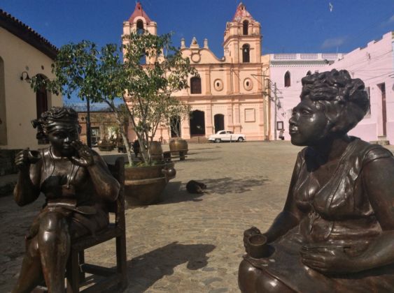 Camaguey – Plaza del Carmen con le sculture di Martha Jiménez