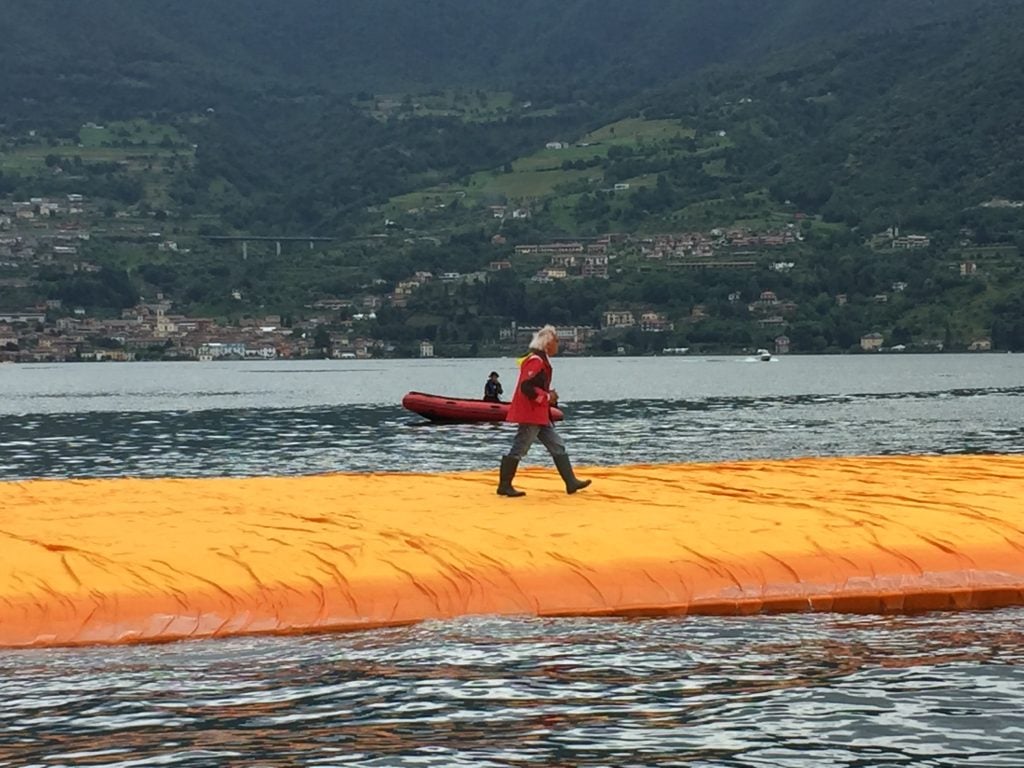 Christo, l’altra faccia della medaglia. Sagra di paese, furbata effimera: arrivano le voci contrarie a The Floating Piers