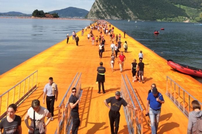 Christo, The Floating Piers, Lago d'Iseo - I visitatori salgono sulle passerelle (foto Luca degl'Innocenti) Christo, The Floating Piers, Lago d'Iseo - I visitatori salgono sulle passerelle (foto Luca degl'Innocenti)