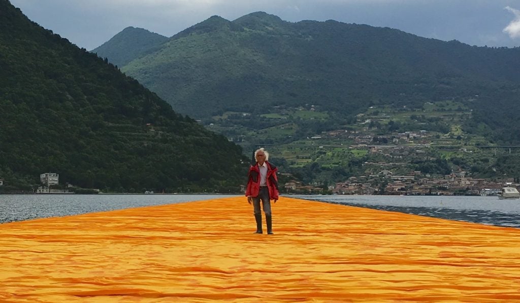 Christo e The Floating Piers raccontati da Germano Celant. Videointervista al curatore dell’opera sul Lago d’Iseo